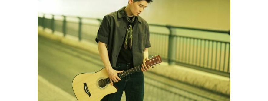 深夜街道上的吉他手