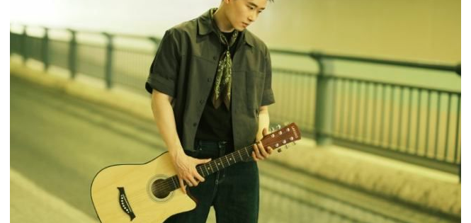 深夜街道上的吉他手