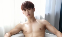 20 岁大学男生爱上宿舍直男室友