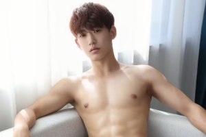 20 岁大学男生爱上宿舍直男室友