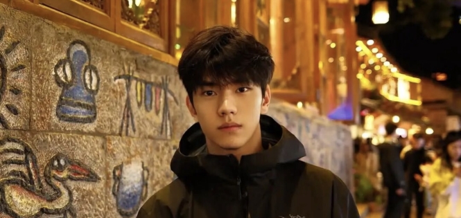 白皮肌肉男大自拍