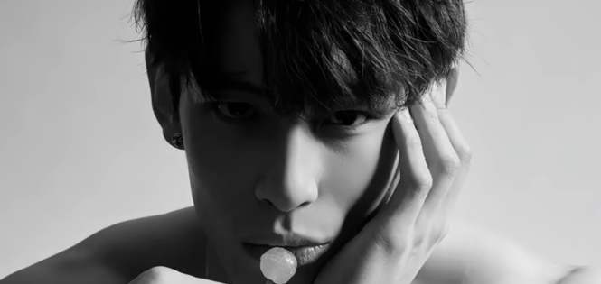 喜欢含棒棒糖的男孩