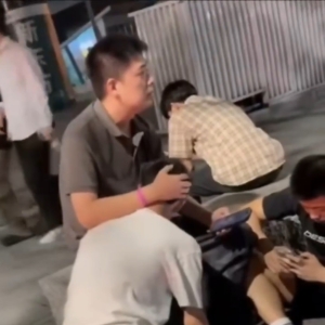 酒吧外三男子不雅视频被疯传，网友直呼辣眼睛！