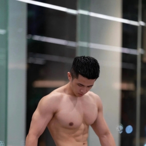 洗车湿透，运动男脱衣太帅！