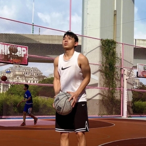 楼道上撩衣秀身材的腹肌小哥