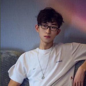 那晚，我含住了虎子的下面