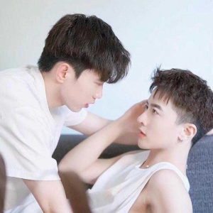 温暖有爱的帅气情侣