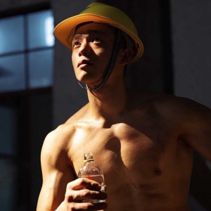 工地搬砖的肌肉猛男