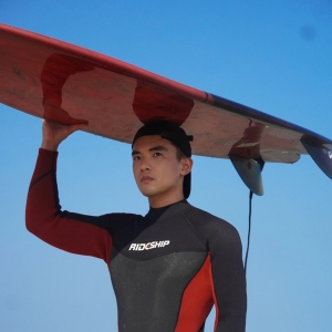 爱穿紧身连体服的黑皮精壮小哥