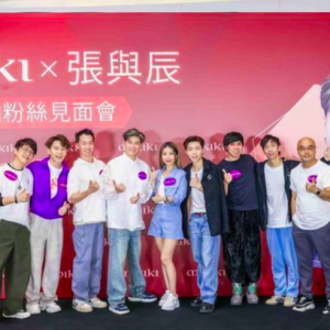 男歌星与同性男友十五年恋情曝光引热议！