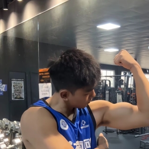 河南大学 23 岁体育生，胸肌好大