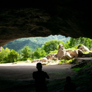 寒岩洞里，甘露泉水。