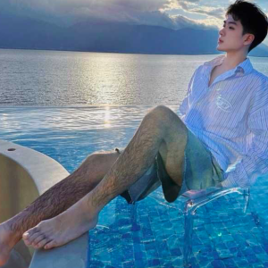 腿毛浓密的公子哥