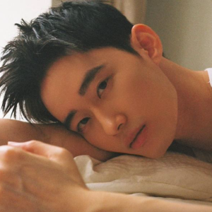 三亚沙滩上的活力少年