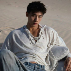 脱而不光，也有足够的性张力