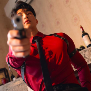 红衣正装摄新年写真