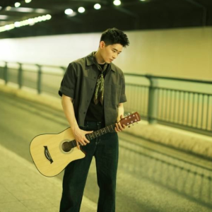 深夜街道上的吉他手