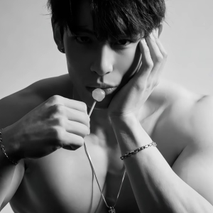 喜欢含棒棒糖的男孩