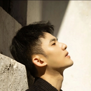 当少年遇上废墟，每寸光都成了诗