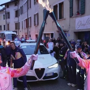 “CP太真实了”：《巅峰对决》双男主完成冬奥会火炬传递